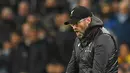 Pelatih Liverpool, Jurgen Klopp saat menginstruksikan pemainnya selama bertanding melawan Manchester City pada lanjutan Liga Inggris di stadion Etihad (3/1). Kini Liverpool dan City hanya terpaut empat poin. (AFP Photo/Oli Scarff)