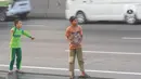 Hampir setiap siang hingga petang, sejumlah anak-anak berada di tepi tol tersebut. (merdeka.com/imam buhori)
