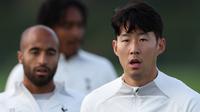 Striker Tottenham Hotspur, Son Heung-Min (kanan) mengambil bagian dalam sesi latihan tim di Tottenham Hotspur Football Club Training Ground di London utara pada 31 Oktober 2022. Tottenham akan bertanding melawan Marseille pada pertandingan lanjutan Grup D Liga Champions di Stade Velodrome pada Rabu, 2 November 2022, jam 03:00 WIB. (AFP/Adrian Dennis)