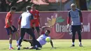 Bek baru PSG, Dabi Alves, melakukan tekel saat latihan di Miami Shores, Florida, Senin (17/7/2017). PSG bersiap menghadapi turnamen International Champions Cup. (AP/Carl Juste)