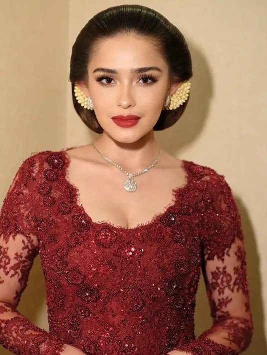 Yasmine semakin stunning dengan riasan glam naturalnya. MUA Franky Wu mengaplikasikan lipstik merah bold matte yang serasi dengan kebayanya. Rambut Yasmine pun disanggul oleh Yayuk Paes. Sanggul tersebut dihiasi dengan bunga melati di sisi dalam sanggul. [@yaswildblood]