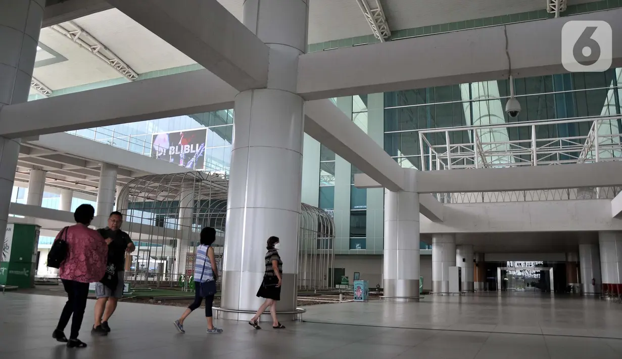 <p>Warga berkunjung ke Bandara Internasional Jawa Barat (BIJB) Kertajati, Kabupaten Majalengka, Jawa Barat, Minggu (30/1/2022). Seperti diketahui, Bandara Kertajati belum melayani perjalanan penumpang dan hanya dioperasikan sebagai terminal kargo. (merdeka.com/Iqbal S. Nugroho)</p>