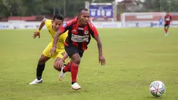 Pemain Persipura Jayapura, Yohanes Pahabol (kanan) berusaha melewati pemain PS Barito Putera, Miftah Anwar Sani saat laga pekan kesembilan BRI Liga 1 2021/2022 antara Persipura Jayapura melawan PS Barito Putera di Stadion Moch Soebroto, Magelang, Senin (23/10/2021). (Bola.com/Bagaskara Lazuardi)