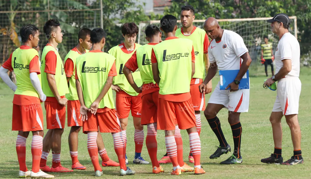 Para pemain Persija Jakarta saat mendengarkan arahan pelatih pada latihan di Lapangan Villa 2000, Pamulang, Tangerang Selatan, Senin (25/4/2016). (Bola.com/Nicklas Hanoatubun)