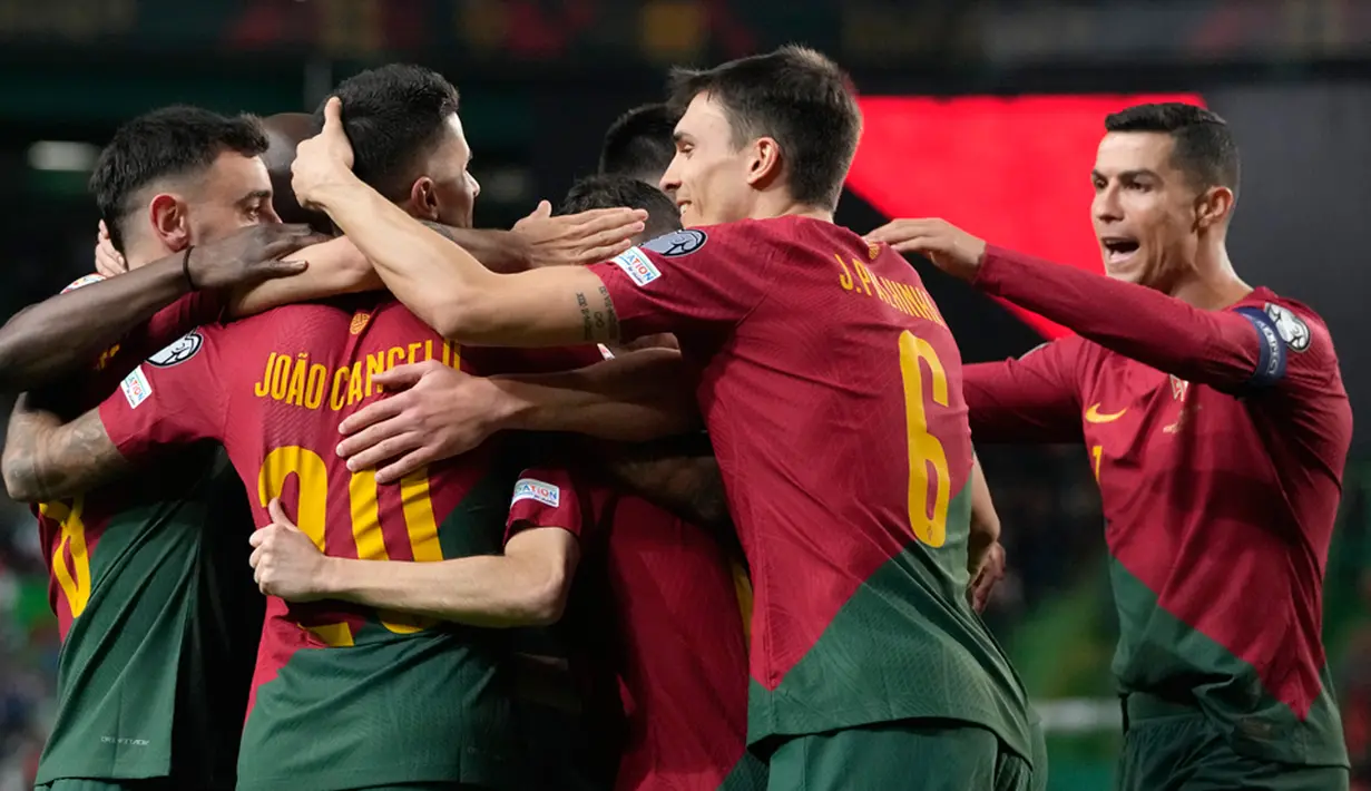 Ronaldo kini menjadi pemain dengan caps terbanyak sepanjang sejarah sepak bola dunia. Total Ronaldo bermain untuk negaranya sebanyak 197 kali, melewati rekor Bader Al-Mutawa dengan 196 penampilan bersama Kuwait. (AP Photo/Armando Franca)