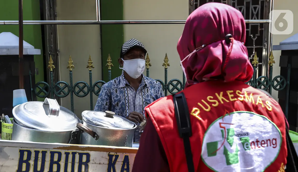 Tenaga kesehatan Puskesmas Kecamatan Menteng melakukan sosialisasi protokol kesehatan kepada warga saat Swab Seru Keliling di Masjid Jami Assuhaimiah, Kebon Sirih, Jakarta, Kamis (9/9/2021). Program ini diharapkan dapat memutus penularan COVID-19 dari pasien tanpa gejala. (Liputan6.com/Johan Tallo)