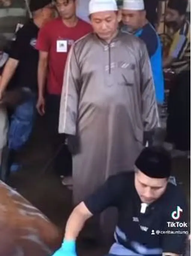 Arie Untung potong sendiri hewan qurban (Instagram/ariekuntung)