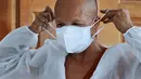 Seorang biksu mengenakan alat pelindung diri sebelum melakukan kremasi untuk korban virus corona COVID-19 di Wat Chin Wararam Worawihan, Bangkok, Thailand, 30 Juli 2021. Kasus COVID-19 di Thailand kini tengah melonjak. (Lillian SUWANRUMPHA/AFP)