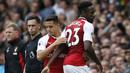 4. Masuk menggantikan Danny Welbeck, Alexis Sanchez mendapat ejekan dari suporter Arsenal. Hal tersebut terjadi karena kabar yang menyebutkan jika mantan penyerang Barcelona itu ingin hijarh ke Manchester City. (AFP/Ian Kington)