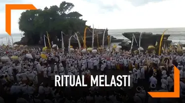 Umat Hindu di Bali menjalankan ritual Melasti sebelum besok masuk ke Hari Raya Nyepi. Ritual Melasti di Tabanan menarik perhatian turis yang sedang berlibur.