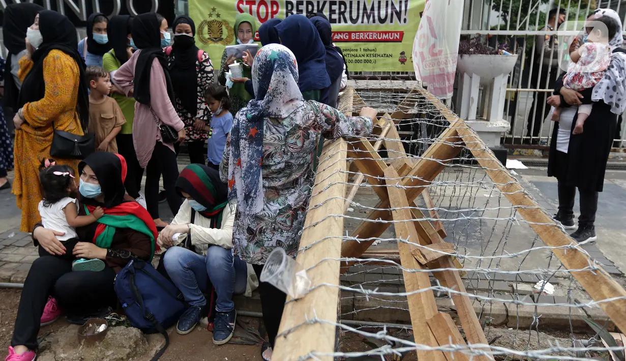 Pencari suaka asal Afghanistan melakukan aksi unjuk rasa di depan Kantor UNHCR, Jalan Kebon Sirih, Jakarta, Selasa (24/8/2021). Aksi ini akhirnya dibubarkan pihak kepolisian karena menimbulkan kerumunan dan kemacetan di sekitar lokasi. (Liputan6.com/Helmi Fithriansyah)