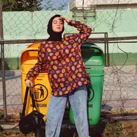 Tempat sampah bisa menjadi properti yang menarik bagi wanita kelahiran 1990 ini. Presenter ini tampil vintage dengan jeans dan baju motif.  Gayanya semakin nyentrik dengan kaos kaki polkadot dan sling back shoes.  (Liputan6.com/IG/@tantrinamirah)