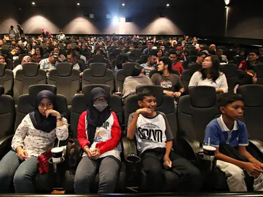Pengunjung mengikuti kegiatan nonton bareng film di Blitz Grand Indonesia, Jakarta, Sabtu (7/11/2015). Cinemaholic Secret Agent bersama Lipton menyajikan kegiatan menarik, seperti doorprize dan photobooth. (Liputan6.com/Immanuel Antonius)
