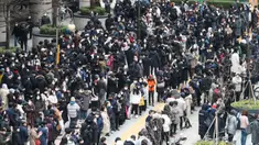 Orang-orang mengantre untuk membeli masker pelindung dari sebuah department store di Seoul, Jumat (28/2/2020). Presiden Moon Jae-in sejak akhir pekan lalu menyatakan Korea Selatan siaga satu corona dan meminta semua warga menghindari acara yang dihadiri banyak orang. (YONHAP/AFP)