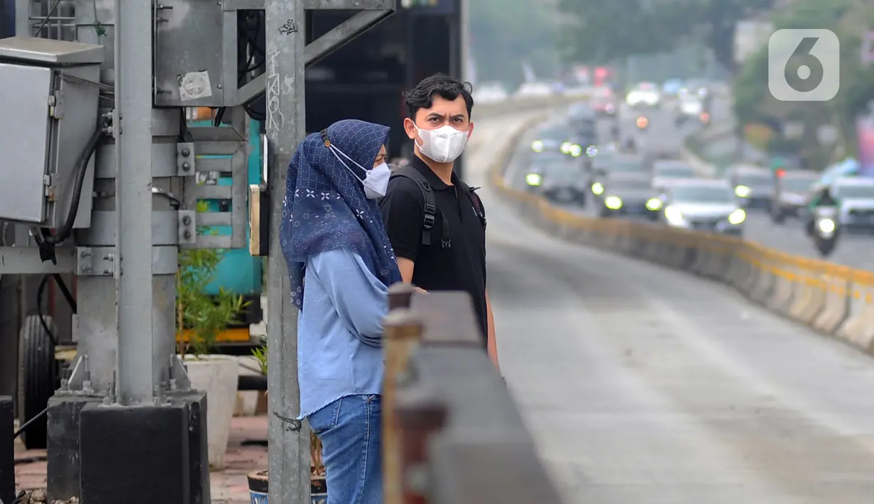 Dengan demikian, masyarakat diimbau untuk mengenakan masker saat di luar ruangan. Apabila berada di dalam rumah bisa menutup jendela untuk mencegah udara kotor luar masuk, serta menyalakan penyaring udara dan menghindari aktivitas luar ruangan. (merdeka.com/Arie Basuki)