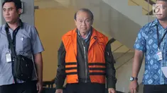 Tersangka kontraktor Susilo Prabowo usai menandatangani berkas P21 di Gedung KPK, Jakarta, Jumat (3/8). Susilo segera disidangkan terkait dugaan suap pada Wali Kota Blitar M Samanhudi Anwar dan Bupati Tulungagung Syahri Mulyo. (Merdeka.com/Dwi Narwoko)