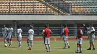 Skuat Persib Bandung menjalani sesi latihan di Stadion Gelora Bandung Lautan Api. (Liputan6.com/Huyogo Simbolon)