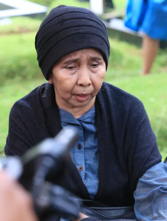 Mendengar kematian Shinta Muin, Aty langsung bergegas menuju Rumah Sakit, MMC. Ia sebelumnya masih belum percaya, bahwa sahabatnya itu sempat jatuh dan hingga akhirnya meninggal dunia. (Adrian Putra/Bintang.com)