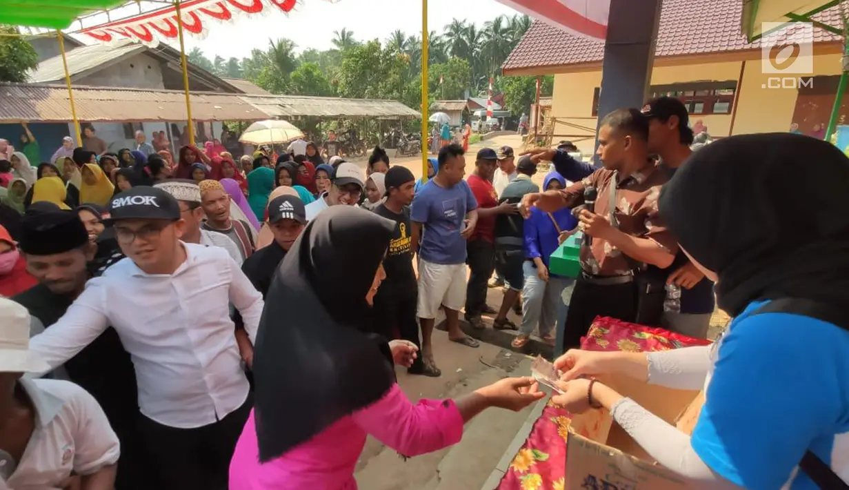 Warga antre membeli paket sembako murah dalam rangka Program BUMN Hadir Untuk Negeri di Kalimantan Barat, Sabtu (17/8/2019). PT Askrindo, Perindo dan PTPN XIII menggelar pasar murah dengan menjual 1.000 paket sembako senilai Rp 105.000 yang dijual dengan harga Rp 10.000 (Liputan6.com/HO/Iqbal)