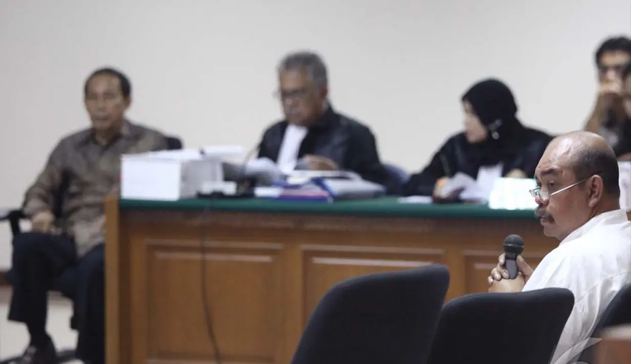 Direktur Umum dan Fasilitas UI, Donanta Dhaneswara, mengatakan Tafsir Nurchamid, berkeras supaya panitia lelang menggandeng PT Makara Mas dalam proyek pengadaan TI di perpustakaan pusat UI, Jakarta, Rabu (10/9/2014) (Liputan6.com/Herman Zakharia)