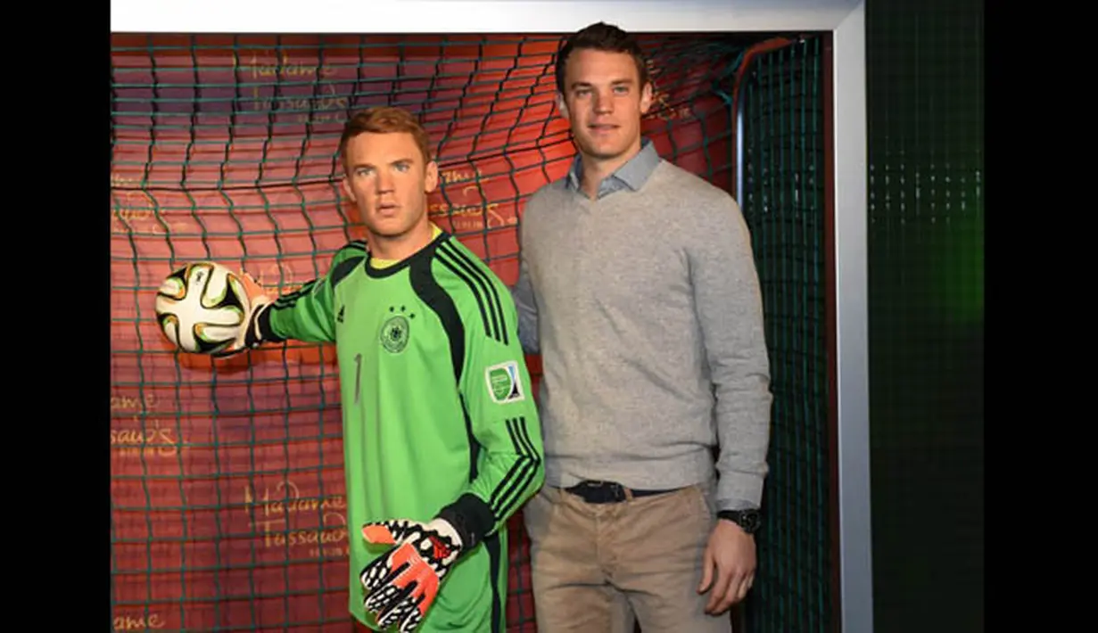 Kiper timnas Jerman dan Bayern Munich, Manuel Neuer, berpose bersama patung lilin dirinya di Museum Madame Tussauds, Berlin, Jerman, Senin (26/1). (AFP PHOTO/Tobias SCHWARZ)