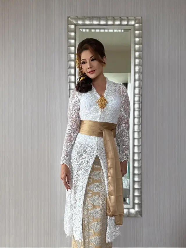 Tamara Bleszynski saat Hadir di Lamaran Teuku Rassya pakai kebaya putih brokat. [@tamarableszynskiofficial]