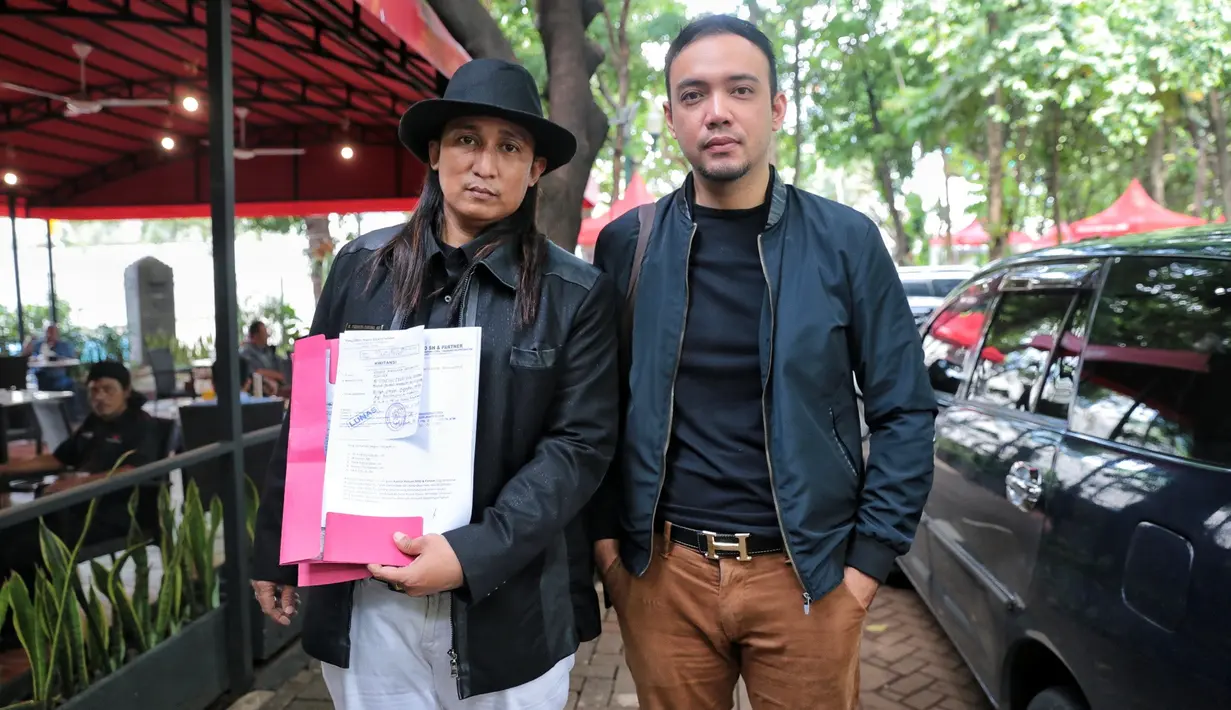 M Firdaus OIwobo, selaku kuasa hukum Sandy Tumiwa mengatakan bahwa mereka berencana melaporkan Tessa atas beberapa dugaan pelanggaran.  (Adrian Putra/Bintang.com)