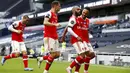 Para pemain Arsenal merayakan gol yang dicetak oleh Alexandre Lacazette ke gawang Tottenham Hotspur pada laga Premier League di London, Minggu (12/7/2020). Tottenham Hotspur menang 2-1 atas Arsenal. (Tim Goode/Pool via AP)