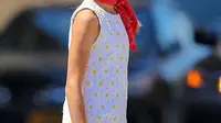 Suri yang kini tumbuh menjadi gadis remaja ini tampak anggun dengan dress bunga dan hiasan scraf merah yang memesona. (Liputan6.com/IG/@suricruise.official)