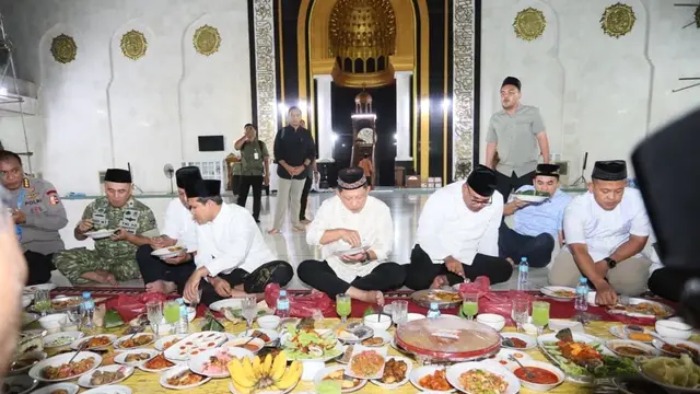 Kasatgas Tito Buka Puasa Bersama Warga Lhokseumawe, Salurkan Bantuan dan Santunan Anak Yatim