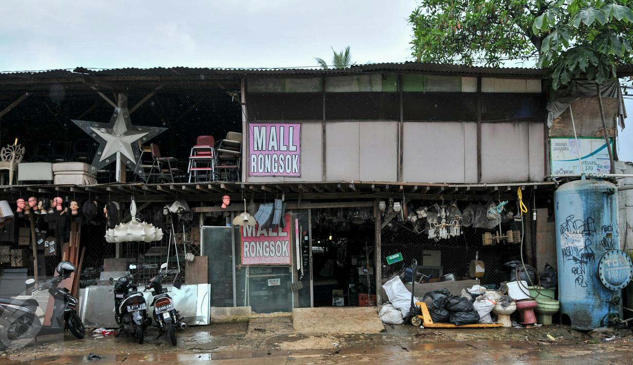 Sejumlah barang-barang rongsok terlihat dari luar mal rongsok di Depok,  (17/2). Terletak di Jl. Bungur Raya, Kukusan, Mal Rongsok begitu tersohor di kalangan pencinta wisata belanja alternatif dan ‘wajib’ dikunjungi. (Liputan6.com/Yoppy Renato)