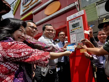 Kepala UP Perparkiran Dishubtrans DKI, Sunardi Sinaga bersama perwakilan bank dan perwakilan dubes Swedia meresmikan Terminal Parkir Meter di Jalan Boulevard Raya, Kelapa Gading, Jakarta, Rabu (25/3/2015). (Liputan6.com/Faizal Fanani)