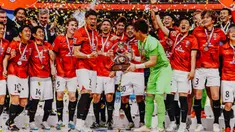 Sejumlah pemain Urawa Red Diamonds bersuka cita merayakan kemenangan dengan mengangkat trofi Liga Champions Asia 2022 setelah mengalahkan Al-Hilal dalam pertandingan final leg kedua yang berlangsung di Saitama Stadium, Sabtu (6/5/2023). (Dok. J-League)