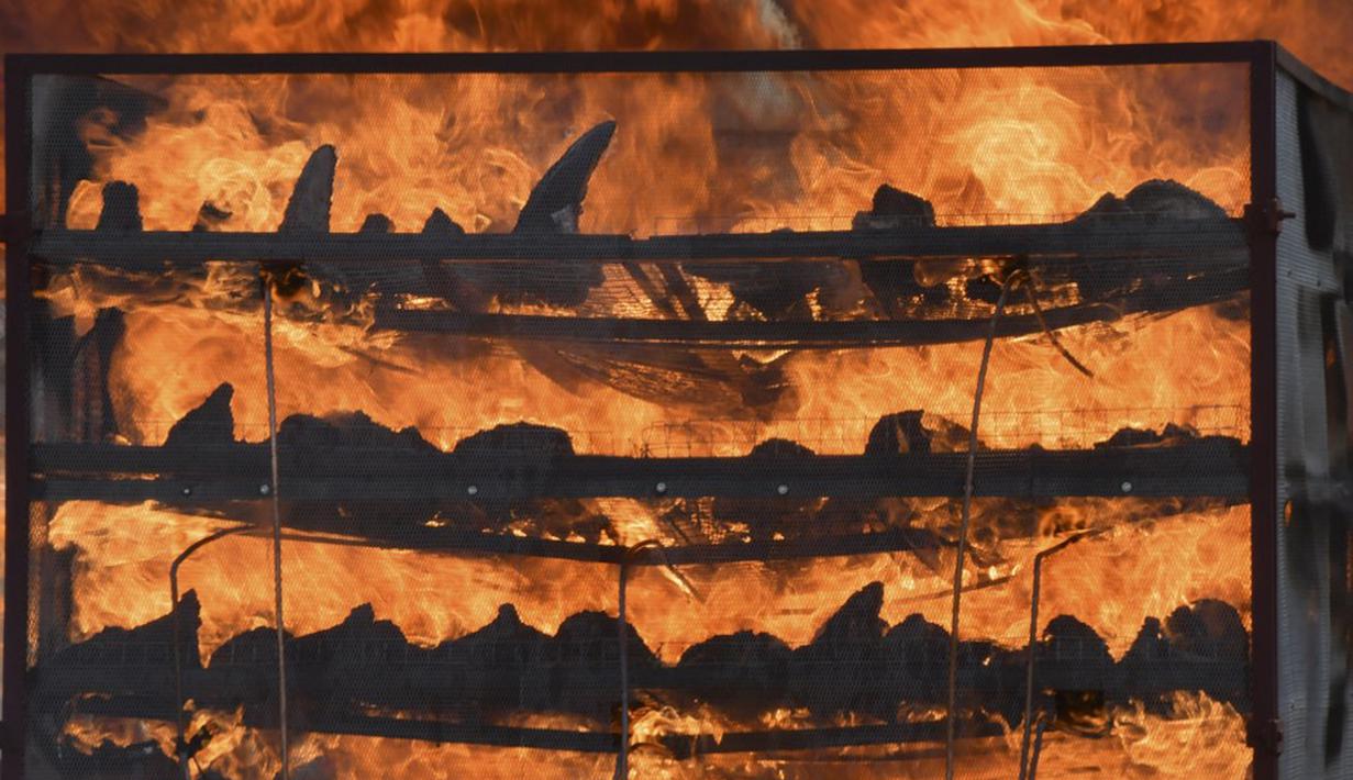 Cula badak sitaan dibakar pada tungku untuk menandai Hari Badak Sedunia dekat Taman Nasional Kaziranga, Bokakhat, India, 22 September 2021. Sebanyak 2.479 cula badak dibakar dalam kegiatan tersebut. (Biju BORO/AFP)