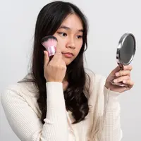 Ilustrasi tutorial makeup simpel ke kampus. (c) Prot56/Depositphotos