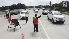 Petugas mengalihkan kendaraan pemudik di ruas Tol Salatiga-Kartasura, Barukan, Kabupaten Semarang, Jateng, Selasa (12/6). Pengalihan dilakukan agar kendaraan untuk tidak memasuki ruas Tol Salatiga-Kartasura. (Liputan6.com/Arya Manggala)