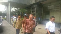 Dua tersangka korupsi kondensat Raden Priyono (kanan) dan Djoko Harsono (tengah) meninggalkan Kejaksaan Agung (Liputan6.com/Hanz Jimenez Salim)
