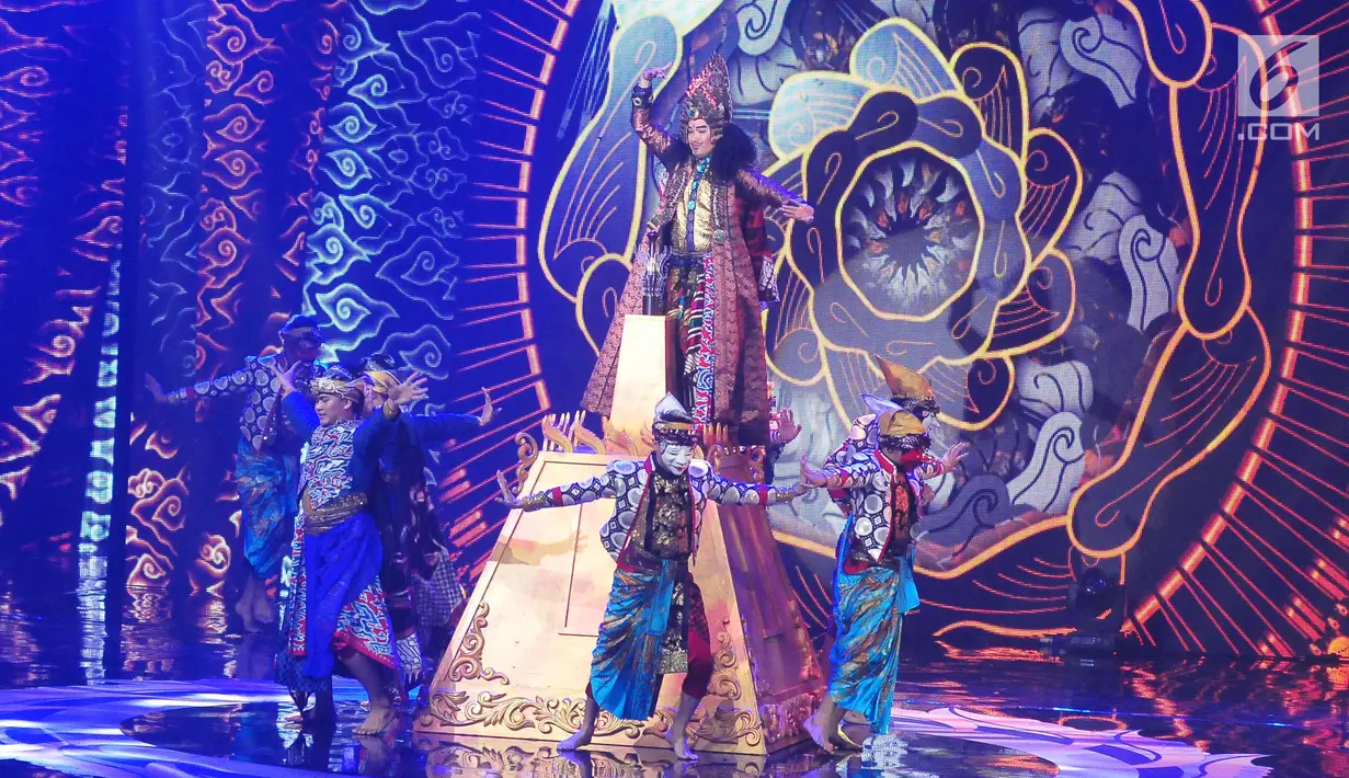 Tarian tradisonal memeriahkan acara Festival Film Bandung 2017 di studio 6 Emtek, Jakarta (22/10). (Liputan6.com/Helmi Afandi)