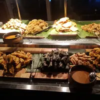 Simak ragam menu jajan pasar yang dihadirkan The Ritz-Carlton Jakarta, Mega Kuningan (Foto: Vinsensia Dianawanti)