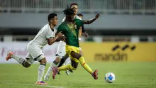 Pemain Timnas Mali U-22,&nbsp;Sekou Kone, dijaga ketat oleh pemain Timnas Indonesia U-22,&nbsp;Rivaldo Pakpahan pada laga ujicoba&nbsp;yang digelar di Stadion Pakansari, Kabupaten Bogor, Selasa (18/11/2025) pukul 20.00 WIB.&nbsp;(Bola.com/Bagaskara Lazuardi)