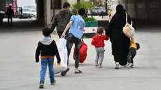 Warga Suriah yang datang dari Turki melewati penyeberangan Bab al-Salame di kota perbatasan Azaz di utara provinsi Aleppo yang dikuasai pemberontak, Senin (18/4/2022). Mereka akan menghabiskan hari-hari terakhir Ramadhan dan liburan Idul Fitri bersama keluarga di Suriah. (Rami al SAYED/AFP)