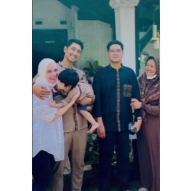 Tepis Isu Selingkuh, Ini 6 Potret Manis Arya Saloka dan Putri Anne saat Lebaran