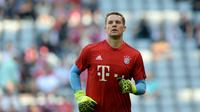 Kiper Bayern Munchen, Manuel Neuer, bertekad timnya meraih kemenangan atas Olympiakos di Liga Champions. Kemenangan itu wajib dicapai untuk meraih status juara grup, bukan untuk membantu Arsenal. (AFP/CHRISTOF STACHE).