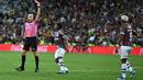 Pemain Fluminense, John Kennedy (kanan) mendapatkan kartu merah dari wasit setelah melakukan selebrasi setelah mencetak gol kemenangan timnya ke gawang Boca Juniors pada final Copa Libertadores yang berlangsung di Maracana Stadium , Rio de Janeiro, Brasil, 5 November 2023 WIB. (AFP/Carl De Souza)