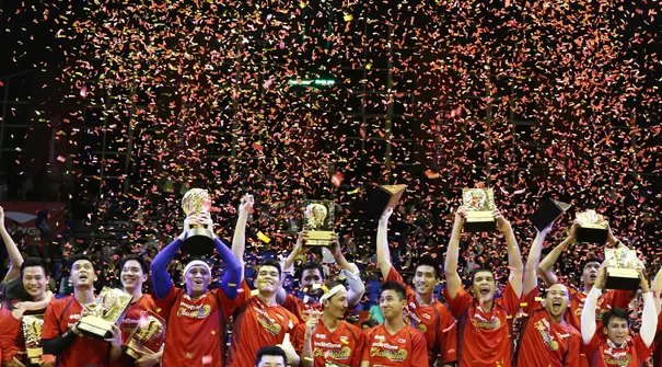 Satria Muda Britama menjadi juara NBL Indonesia 2015 setelah mengalahkan Pelita Jaya dengan skor 62-54 dalam final yang berlangsung di Hall Basket Gelora Bung Karno, Senayan, Jakarta. Minggu (10/5). (Bola.com/Arief Bagus)