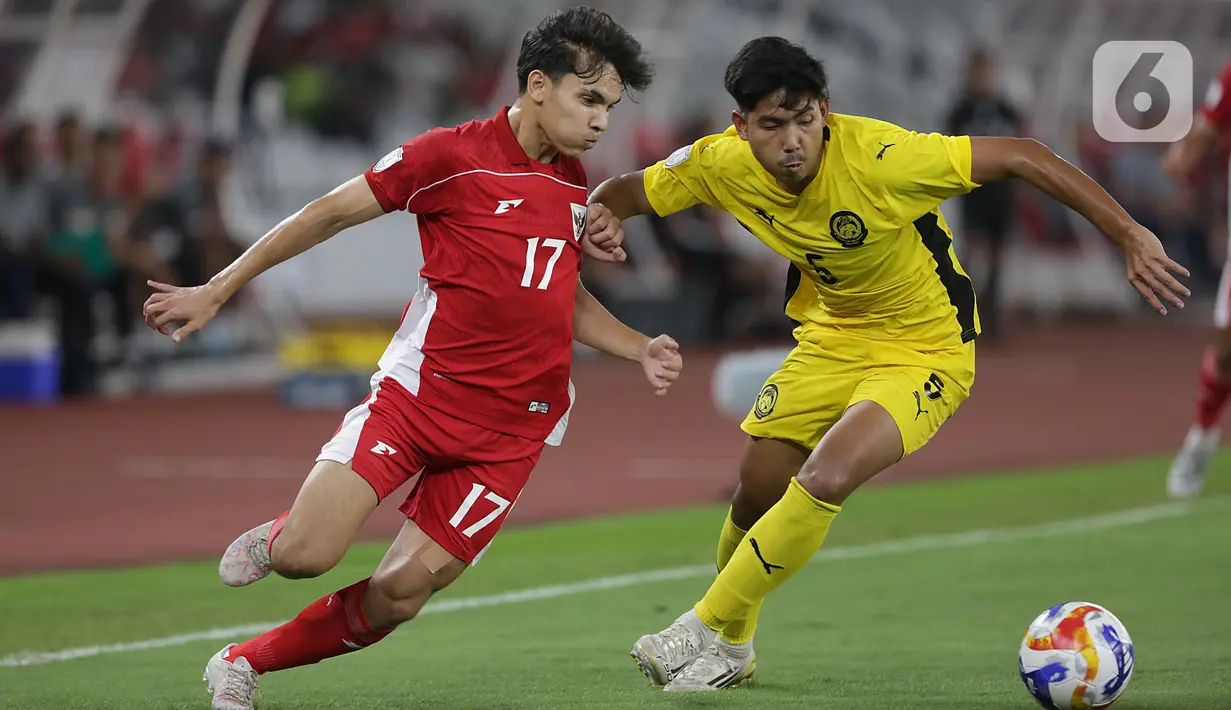 Pertandingan kedua timnas berjalan intens dan sengit. (Liputan6.com/Helmi Fithriansyah)