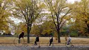 Rombongan yang terdiri dari orang tua dan beberapa anak-anak mengendarai sepeda penny farthing saat menghadiri balapan penny farthing tahunan dimulai di Praha, Republik Ceko (5/11). (Reuters/David W Cerny)