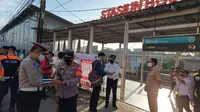 Warga yang menggunakan KRL diminta untuk menunjukan STRP di Stasiun Bojonggede. (Istimewa)