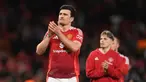 Pemain Manchester United, Harry Maguire merayakan kemenangan atas Lyon dalam laga leg 2 perempat final Liga Europa 2024/2025 di Old Trafford, Manchester, Inggris, Jumat (18/04/2025) WIB. (AFP/Oli Scarff)