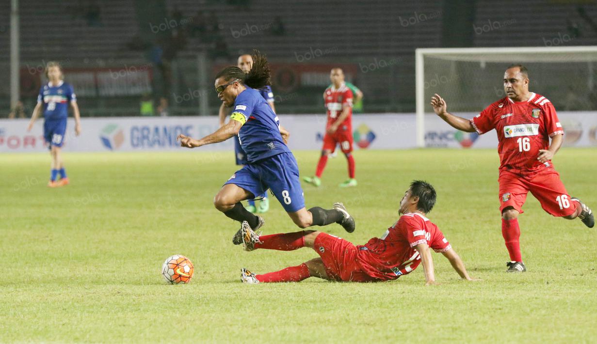 Gelandang Calcio Legend, Edgar Davids, dihadang gelandang Primavera Baretti, Irawan pada laga persahabatan di SUGBK, Jakarta, Sabtu (21/5/2016). (Bola.com/Nicklas Hanoatubun)